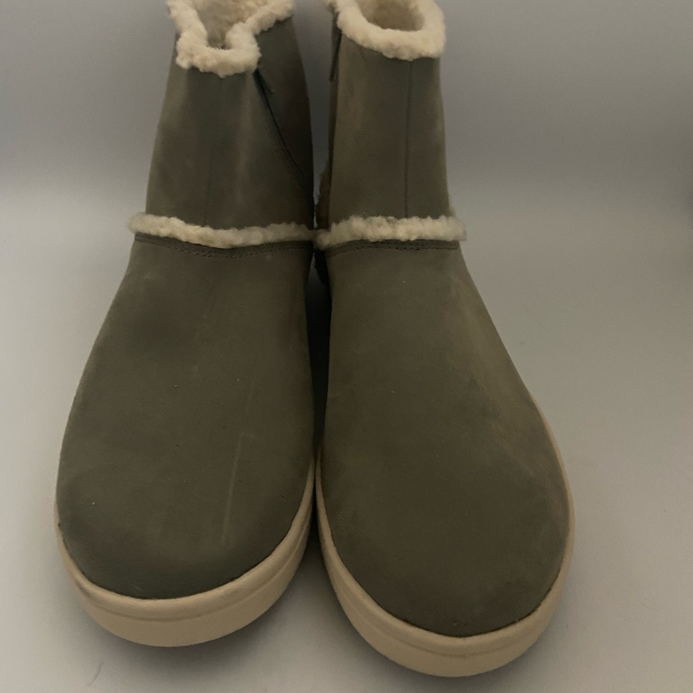 Clarks Cloudsteppers Side Zip Ankle Boot. Gray Su… - image 3